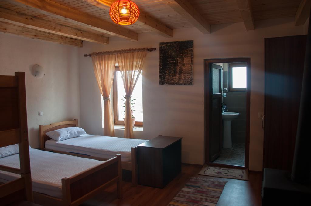 Aste Guesthouse Tropoje Phòng bức ảnh